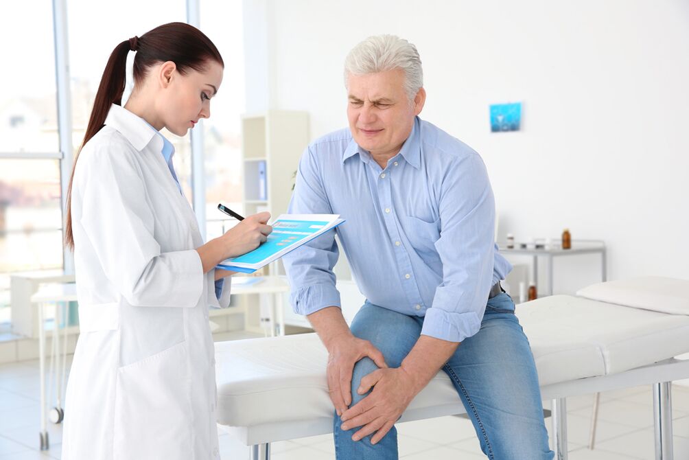 Ein Arzt verordnet einem Patienten mit Arthrose des Kniegelenks eine Behandlung